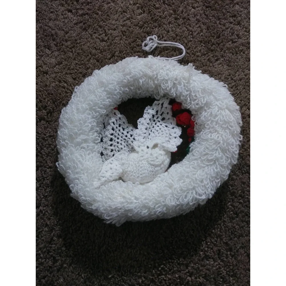 Vtg Christmas White Wreath Dove & Christmas Holly Crochet Holiday Wall Decor su1